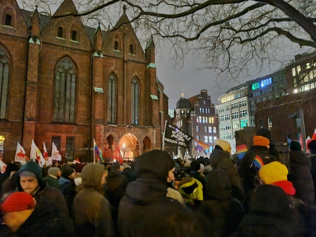 La protesta tuvo lugar a raíz de una investigación publicada por la organización de medios Correctiv sobre una reunión entre círculos radicales de derecha y extremistas y funcionarios de AfD en Potsdam.. Foto tomada de X.