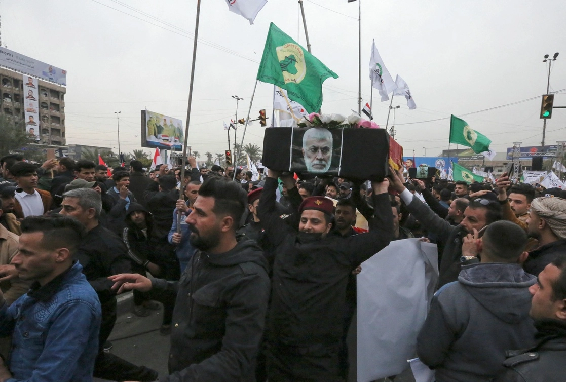 Miembros y partidarios de la ex alianza paramilitar al-Hashd al-Shaabi protestaron este sábado en Bagdad contra la permanencia en Irak de más de 3 mil soldados de Washigton y otros gobiernos de la coalición. Foto Afp
