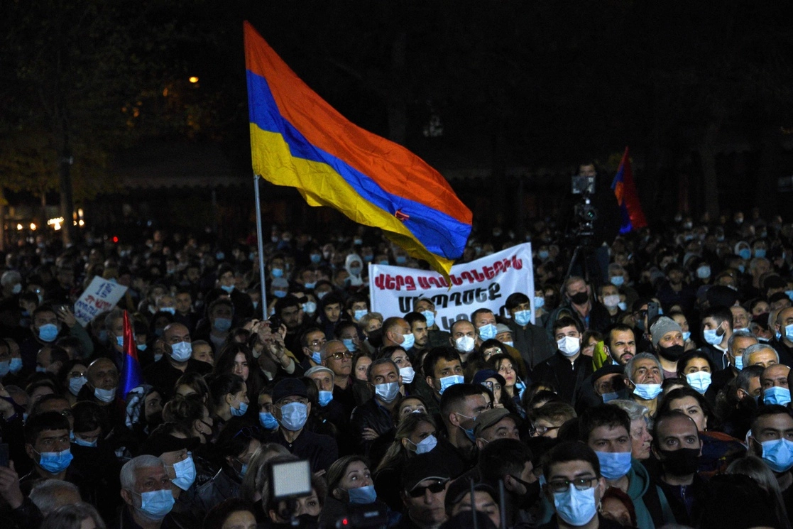 Miles de armenios se reunireron en Ereván para exigir la renuncia del primer ministro, Nikol Pashinyan, un año después de que el mandatario firmó un acuerdo de alto el fuego negociado por Rusia con Azerbaiyán, el 8 de noviembre de 2021. Foto Afp