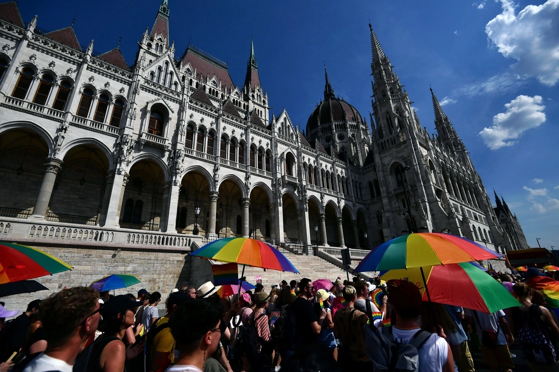 Miembros y simpatizantes de la comunidad LGBTQ realizan una marcha en la capital de Hungría en medio de un ambiente cada vez más hostil para las minorías sexuales lideradas por el gobierno de derecha del país, el sábado 23 de julio de 2022.Foto Ap