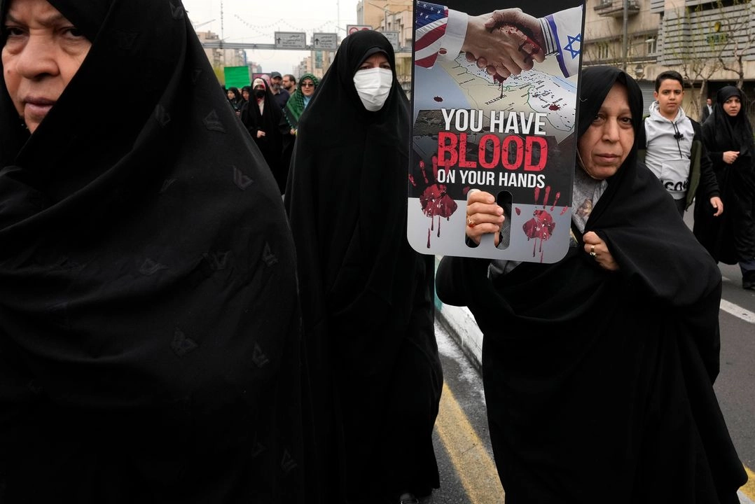 Una manifestante iraní lleva una pancarta anti-EU y anti-Israel durante la manifestación anual del Día de Al-Quds contra Israel, o Día de Jerusalén, en apoyo a los palestinos, en Teherán, Irán, el 28 de marzo de 2025.