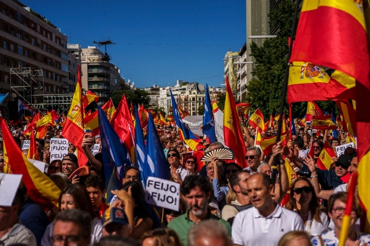 Partidarios del Partido Popular conservador de España ondean banderas nacionales de España en Madrid, España, el 24 de septiembre de 2023. Foto Ap