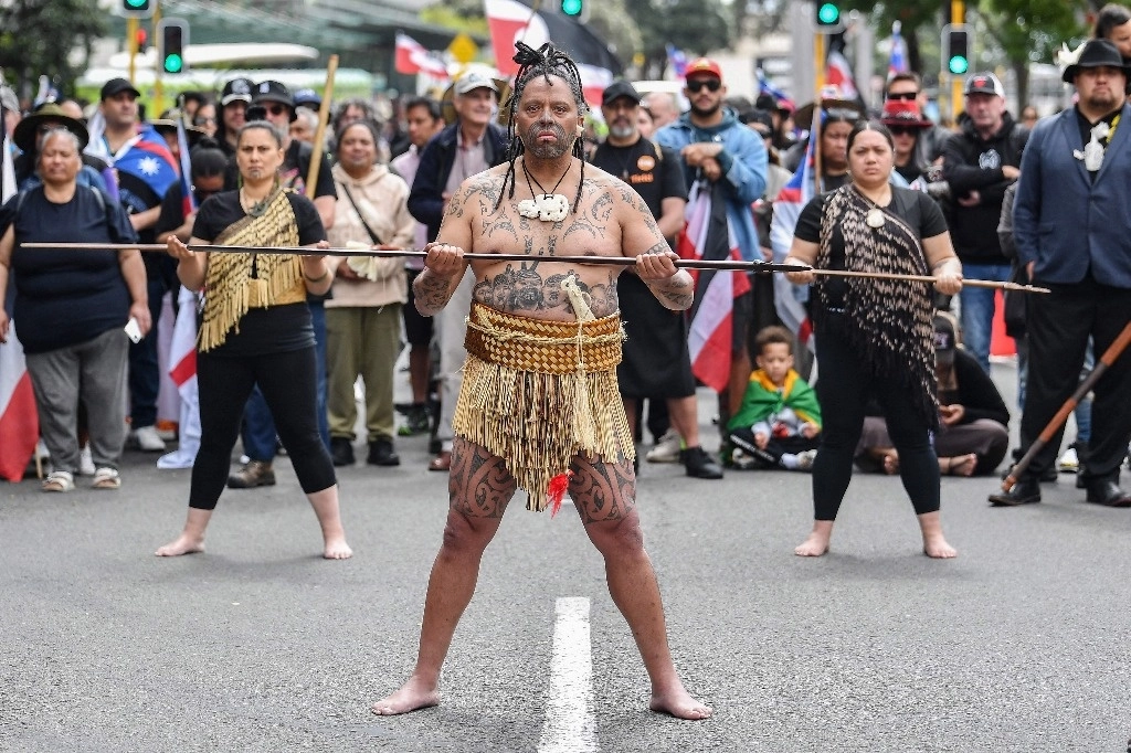 Integrantes de la comunidad maorí durante una protesta en Wellington, Nueva Zelanda, el 19 de noviembre de 2024. Foto Afp