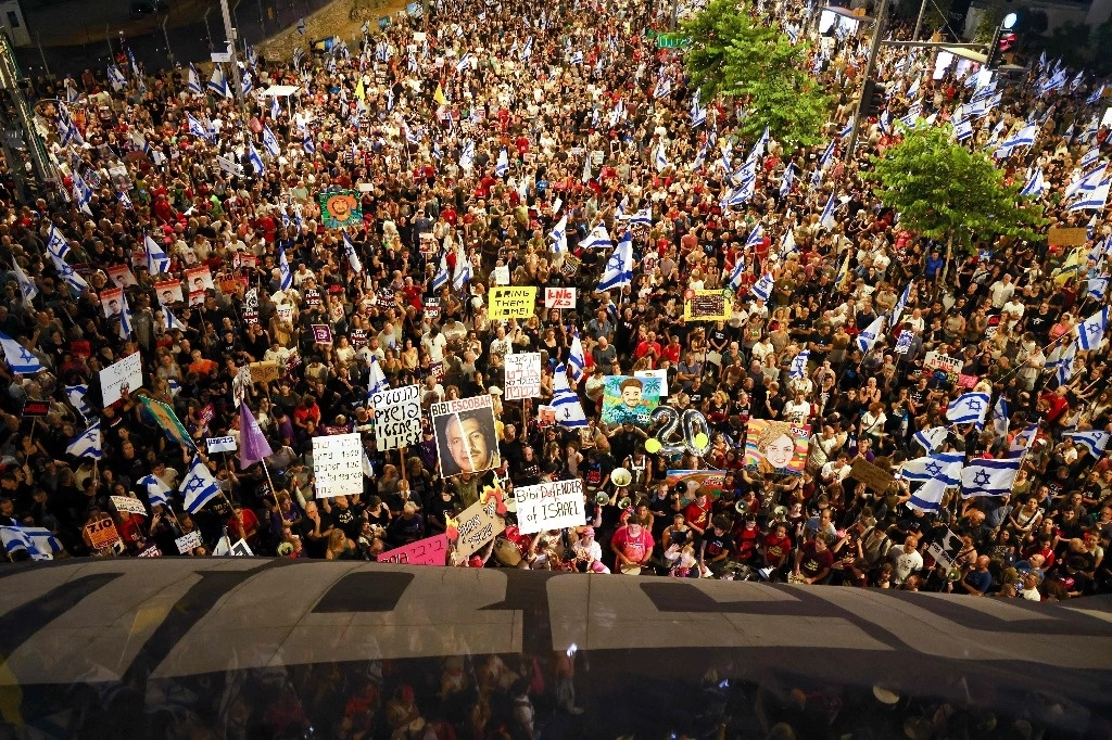 Familiares de israelíes 'tomados' como rehenes por Hamas participaron en la multitudinaria protesta contra Benjamin Netanyahu en Tel Aviv. Foto Afp