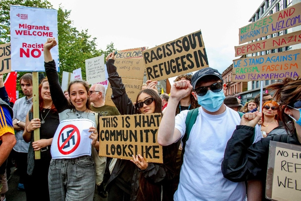 Protestas antirracistas y contra la ultraderecha en Belfast, Irlanda del Norte. Foto Afp.