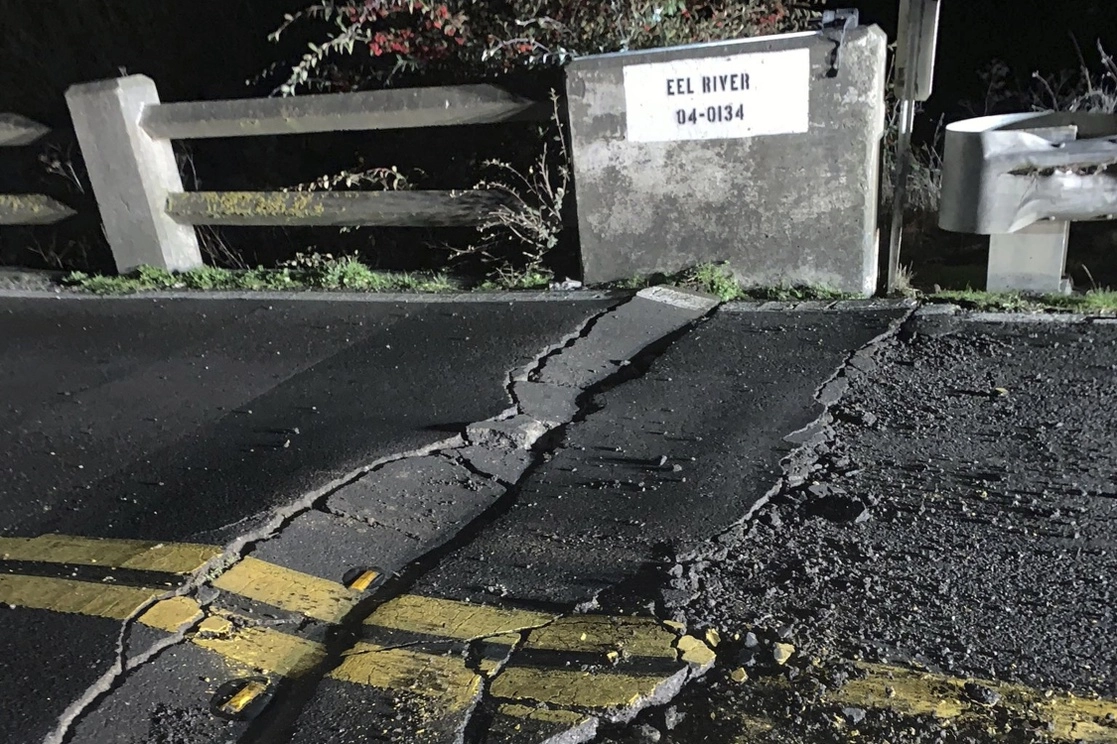 Debido a un fuerte sismo, se reportaron extensos daños en caminos y viviendas al norte de California, EU. Foto Ap