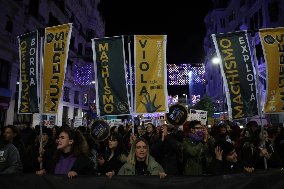 Feministas se movilizaron en Madrid en demanda de equidad y contra la violencia de género. Foto Afp