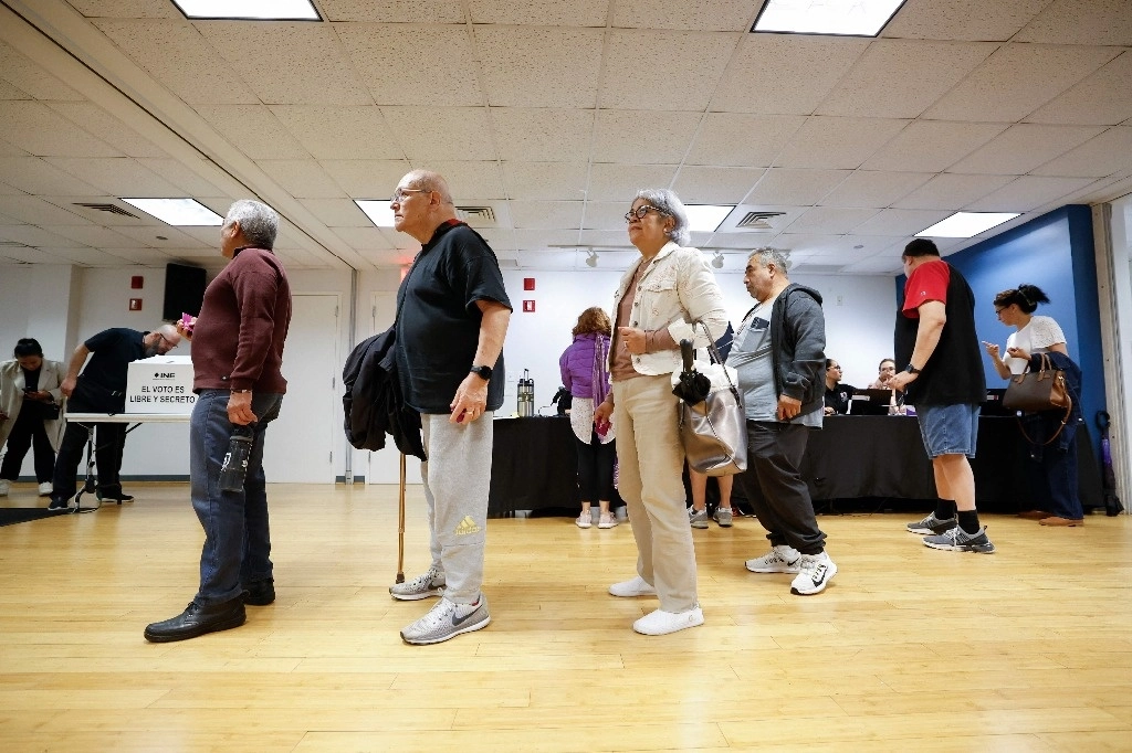 Largas filas de mexicanos que acuden a ejercer su voto en el Consulado de México en Chicago, Illinois, EU. Foto Afp

