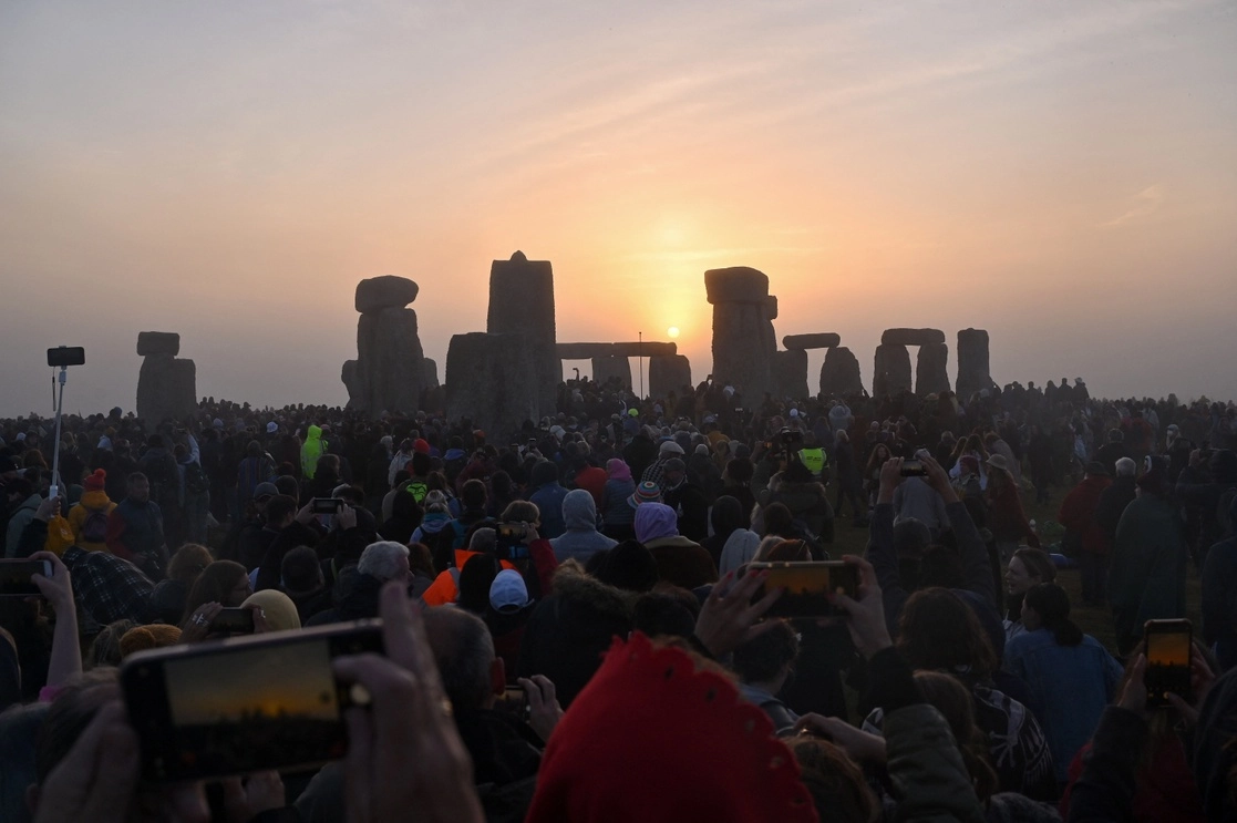 Miles de druidas, paganos y aficionados New Age celebraron el solsticio de verano en Stonehenge, Inglaterra, el día más largo del año en el hemisferio norte, el 21 de junio de 2022. Foto Afp 