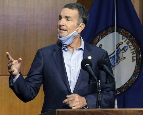 Ralph Northam, gobernador demócrata de Virginia, estaba en la mira de milicias de ultraderecha que fueron descubiertas hace unos días por la FBI. Foto Ap / Archivo