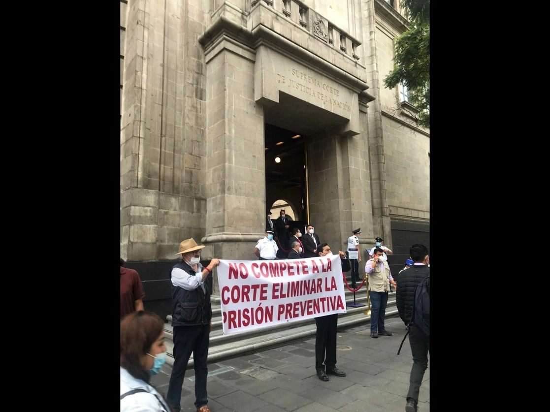 Simpatizantes y militantes de Morena protestan a un costado del acceso principal de la Suprema Corte de Justicia de la Nación, el 5 de septiembre de 2022. Foto Eduardo Murillo 