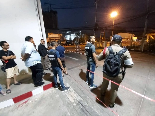 Policías y civiles cerca de la zona del tiroteo en Korat, Tailandia; se reportan 20 muertos y más de 31 heridos. Foto Ap