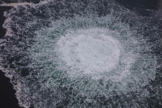 Esta fotografía tomada el 28 de septiembre de 2022 desde un avión de la Guardia Costera sueca (Kustbevakningen) muestra la liberación de gas procedente de una fuga en el gasoducto Nord Stream 1, en la zona económica sueca del Mar Báltico. Foto Afp