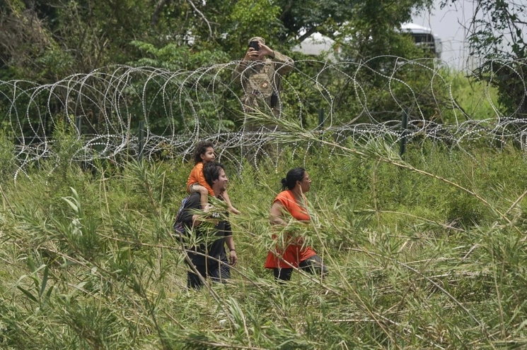Militares de la GN de EU reforzaron la el alambre de púas en los puntos 40 y 42, en el bordo del río Bravo entre Ciudad Juárez, Chihuahua y El Paso, Texas, el 10 de mayo de 2023. Foto Ap