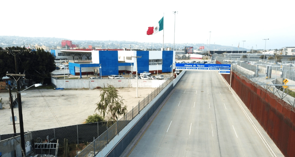 Mientras que en las 21 garitas instaladas en la frontera con Estados Unidos se realizaron un millón 183 mil 128 operaciones en enero de este año, y específicamente en Ciudad Juárez, Nuevo Laredo y Tijuana, se llevaron a cabo  707 mil 956 de esos movimientos de mercancía. Foto @AduanasMx