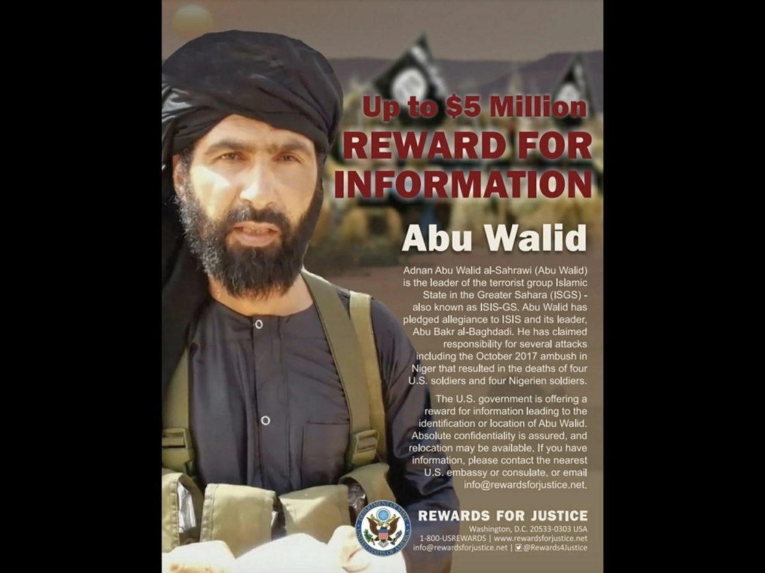 Publicación de búsqueda de Adnan Abu Walid al-Sahrawi, el líder del Estado Islámico en el Gran Sahara. El presidente francés, Emmanuel Macron, calificó el asesinato como "un gran éxito" para el ejército francés después de más de ocho años luchando contra extremistas en el Sahel. Foto Ap