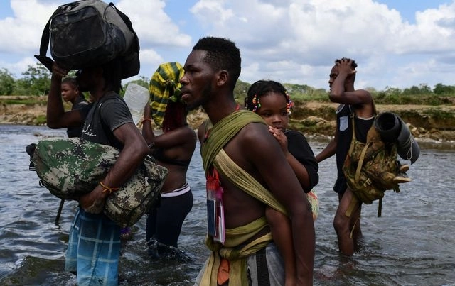 Migrantes haitianos a su paso por la ciudad de Bajo Chiquito, Panamá. Foto Afp