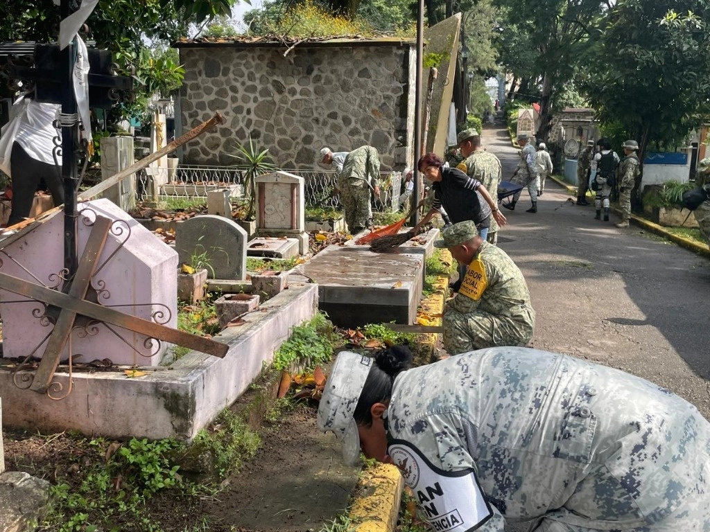 Los uniformados con escobas, cubetas, picos, palas y rastrillos realizaron su faenas en dicho cementerio. Foto Rubicela Morelos