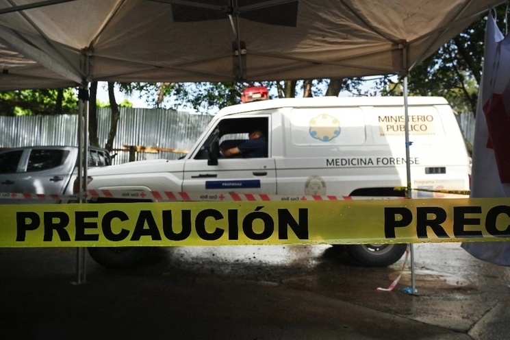 Una ambulancia de medicina forense transporta los restos de las 46 prisioneras fallecidas en una tiña en un penal de Honduras, el 22 de junio de 2023. Foto Afp 