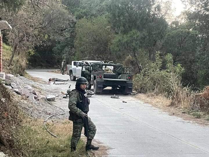 Tras el enfrentamiento, ocurrido sobre la carretera que une el municipio de Texcaltitlán con Zacualpan, en Edomex, elementos de las fuerzas armadas decomisaron más de una decena de armas largas, cartuchos útiles y una motocicleta. Foto cortesía de la Policía Estatal del Estado de México