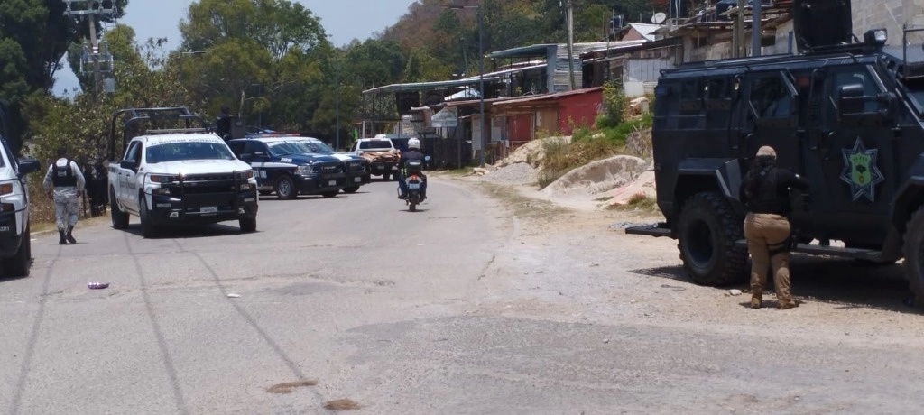 Elementos de la Guardia Nacional, el Ejército Mexicano y la Secretaría de Seguridad Pública de Chiapas realizaron ayer patrullajes en la colonia Peje de Oro, municipio de San Cristóbal de Las Casas, Chiapas, luego de los acontecimientos violentos ocurridos el pasado lunes, con saldo de tres personas muertas. Foto 'La Jornada'