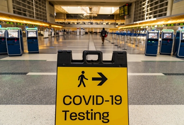 En su lucha por controlar cifras históricas de contagios por Covid-19, Estados Unidos comenzó con más restricciones, en Los Ángeles los bares y restaurantes cerraron desde ayer en la víspera del Día de Acción de Gracias. La imagen, en el Aeropuerto Internacional de Los Ángeles. Foto Ap
