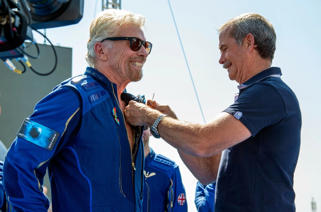 Richard Branson (izquerda) y cinco tripulantes más alcanzaron una altura de 88 kilómetros sobre el desierto de Nuevo México. Foto Ap