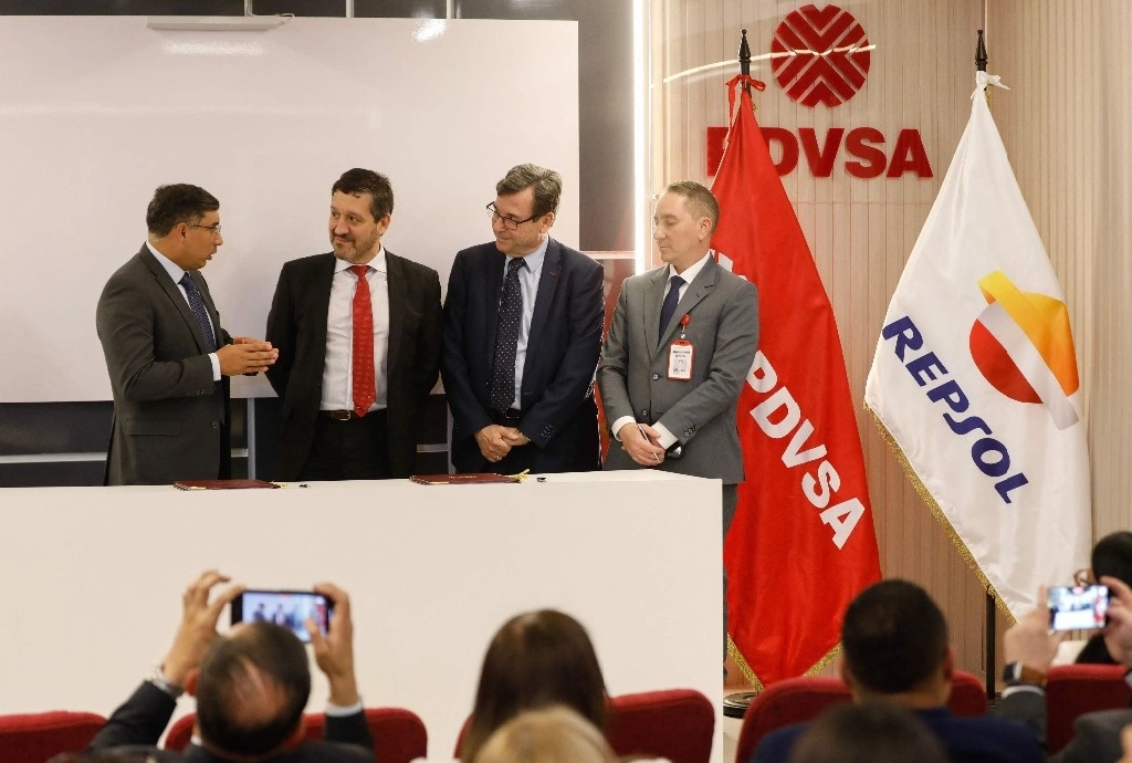 El presidente de la petrolera estatal venezolana PDVSA, Pedro Rafael Tellechea (i), conversa con los miembros de la española Repsol Luis García (L-2) y José Carlos Vicente (R-2), durante una firma de acuerdos en Caracas el 17 de abril. Foto Afp