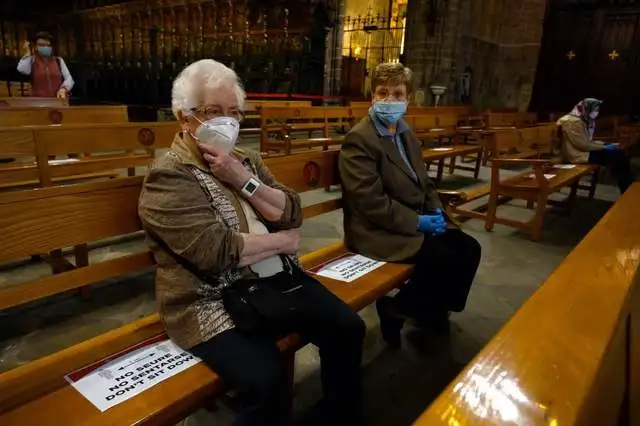 Fieles respetan el distanciamiento social en la catedral de Barcelona. Foto Afp 