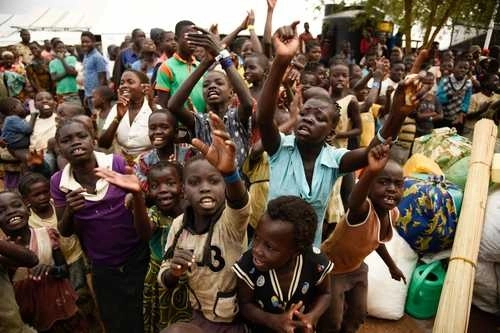 Niños de la República Democrática del Congo en un campamento de refugiados en la ciudad de Kyangwali, Uganda. Foto Afp / Archivo