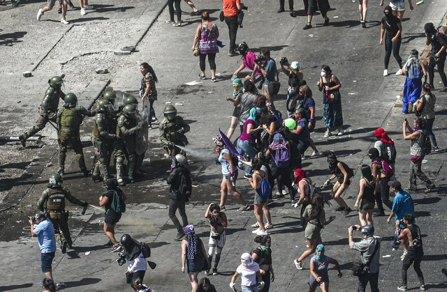 En Chile, manifestantes y policías se enfrentan en la marcha por el Día Internacional de la Mujer. Foto Ap