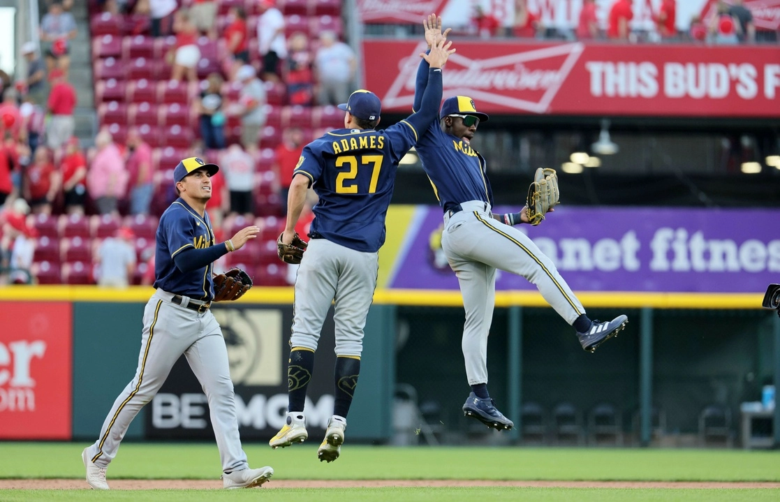 Willy Adames y Hunter Renfroe de los Cerveceros de Milwaukee conectaron cuadrangulares ante los Rojos de Cincinnati. Foto Afp