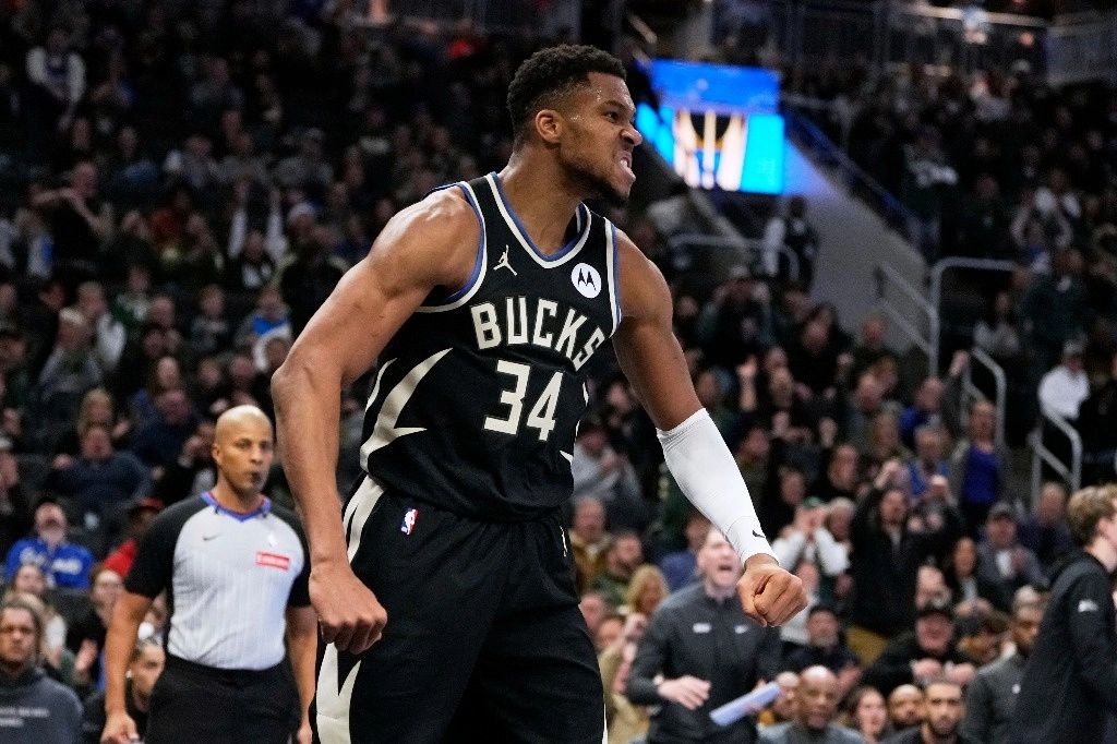 El astro griego Giannis Antetokounmpo fue el máximo anotador de la noche al conseguir 37 puntos, con lo que alcanzó por cuarto partido consecutivo anotar por lo menos 30 unidades. Foto Ap.