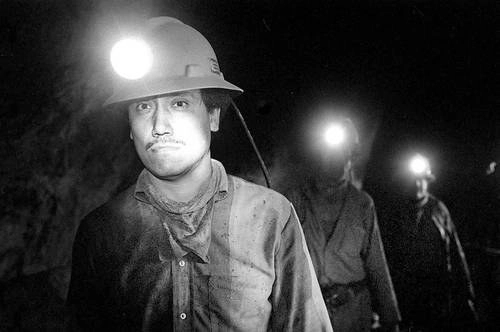 Obreros laboran en una mina de Fresnillo, Zacatecas. Un presunto error humano provocó una explosión en la veta Cruz de Tizapa. Foto La Jornada / Archivo