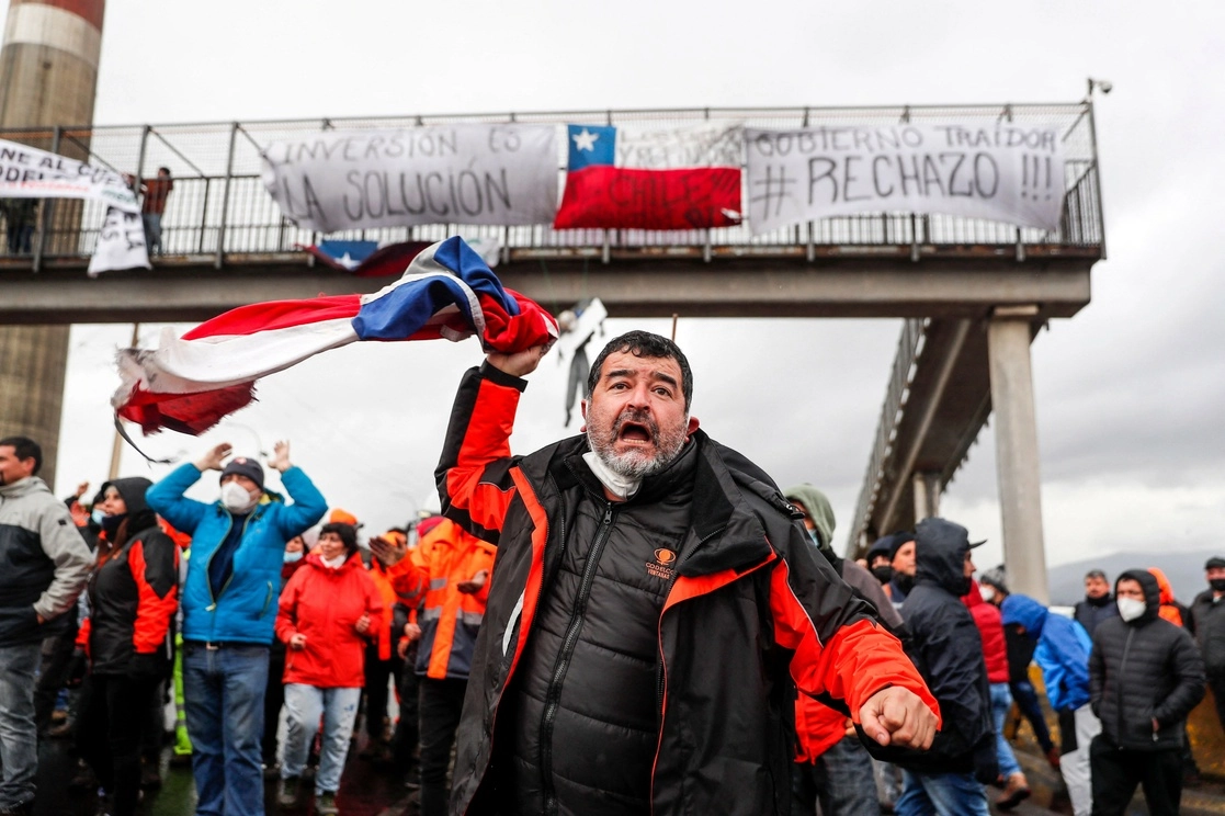 Imagen de las protestas por el cierre de la fundición Ventanas, al noroeste de la capital chilena, Santiago. Foto Afp.