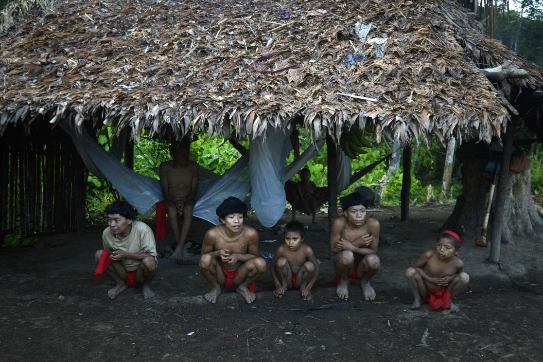 Jóvenes indígenas yanomami en la selva Amazonas de Brasil. Foto Afp