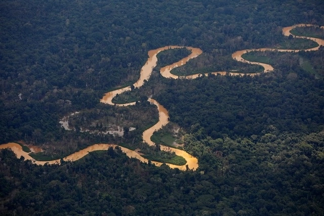 Vista aérea del río Mucajai en el territorio indígena Yanomami en el estado de Roraima, Brasil. Foto Afp