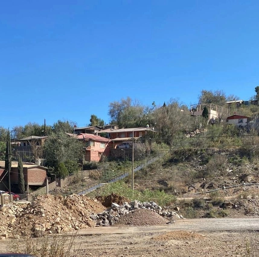 Personal de la empresa Grupo México bloqueó con montículos de tierra los accesos viales a la mina Buenavista del Cobre, ubicada en el municipio de Cananea, Sonora, para evitar que miembros del Frente Unido Río Sonora ingresen y ocupen sus instalaciones. Foto 'La Jornada'