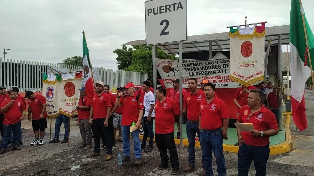 Integrantes de la sección 271 del Sindicato Nacional Minero mantienen bloqueados los cuatro accesos a las instalaciones de ArcelorMittal, en Lázaro Cárdenas, Michoacán. Foto ‘La Jornada’ / Archivo