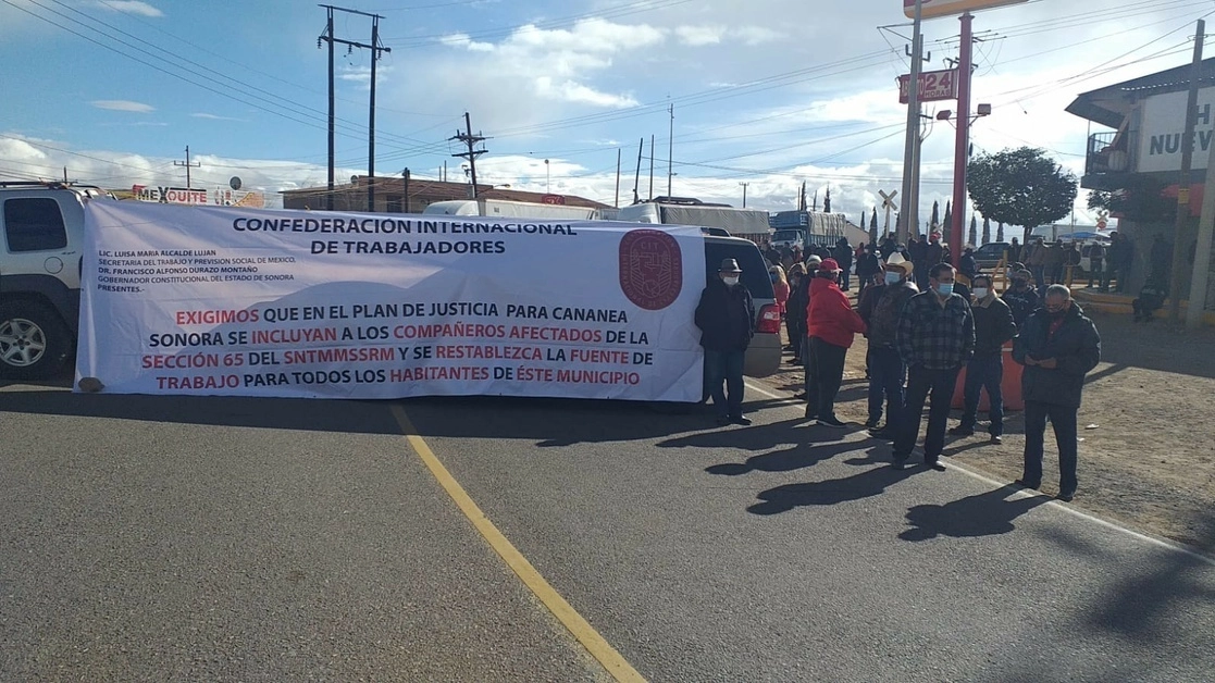 Bloqueo de trabajadores de la Sección 65 del Sindicato Minero Nacional en Cananea, Sonora. Foto Cristina Gómez Lima / Archivo
