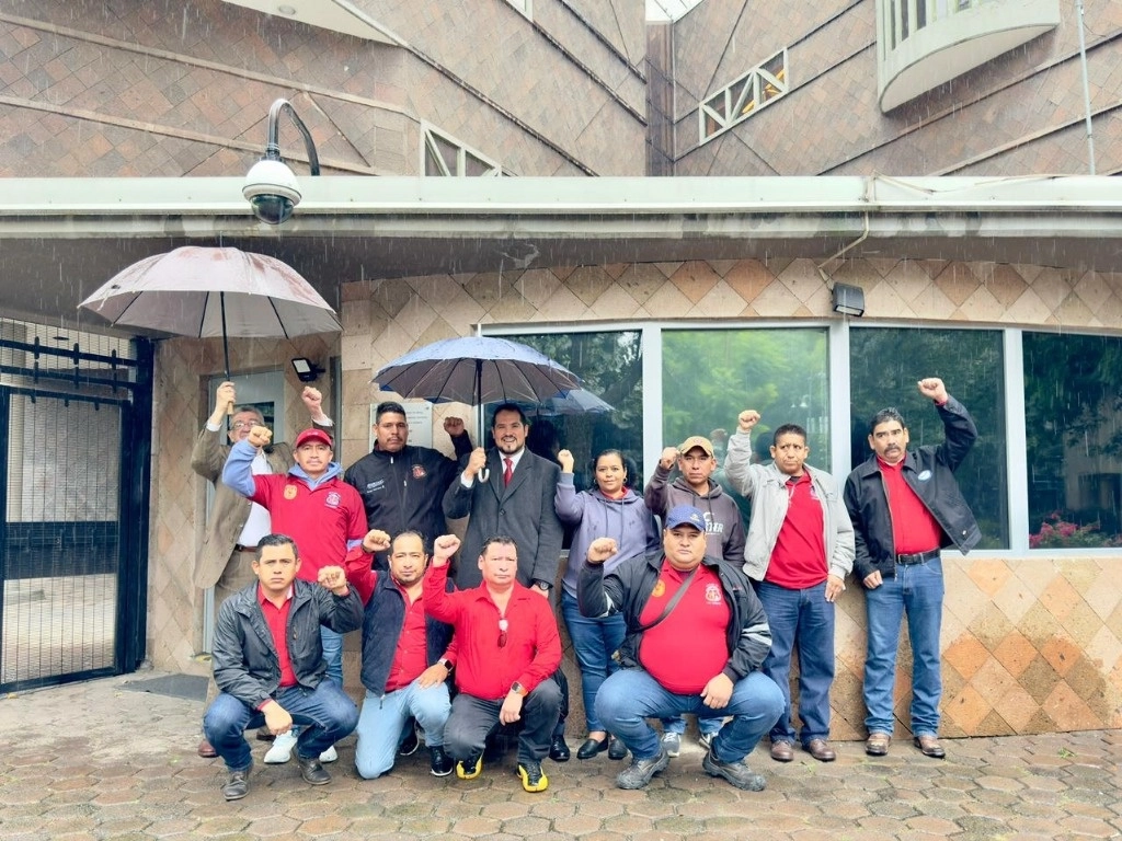 Integrantes del Sindicato Nacional de Trabajadores Mineros, Metalúrgicos, Siderúrgicos y Similares de la República Mexicana realizan una conferencia de prensa sobre la minera canadiense Camino Rojo, propiedad de Orla Mining de Zacatecas, y la queja 27 realizada en el marco del Mecanismo Laboral de Respuesta Rápida del T-MEC, a las afueras de la embajada de Canadá en la Ciudad de México, el 21 de octubre de 2024. Foto Roberto García Ortiz 
