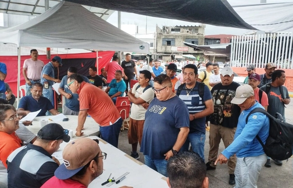 Integrantes de la sección 271 del Sindicato Nacional Minero, ayer durante las votaciones en las que determinaron continuar el movimiento de protesta en las instalaciones de la acerera ArcelorMittal, en Lázaro Cárdenas, Michoacán. Foto ‘La Jornada’