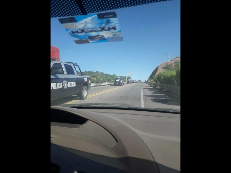 Vista de las patrullas policiales en inmediaciones del bloqueo carretero de la sección 56. Foto cortesía del sindicato minero 