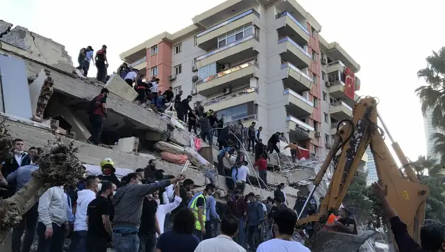 Rescatistas y pobladores buscan entre los escombros a gente atrapada en Esmirna. Foto Ap