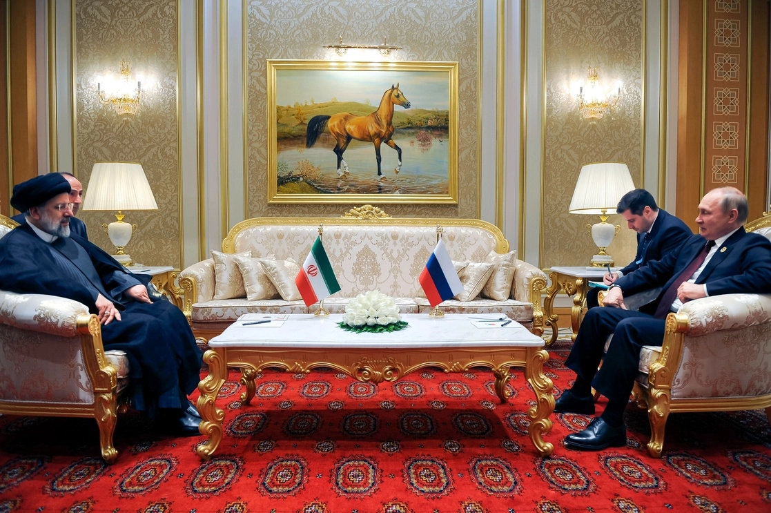 El presidente ruso, Vladimir Putin (derecha), habla con el presidente de Irán, Ebrahim Raisi, en el contexto de la cumbre de los estados ribereños del mar Caspio, el 29 de junio de 2022. Foto Ap