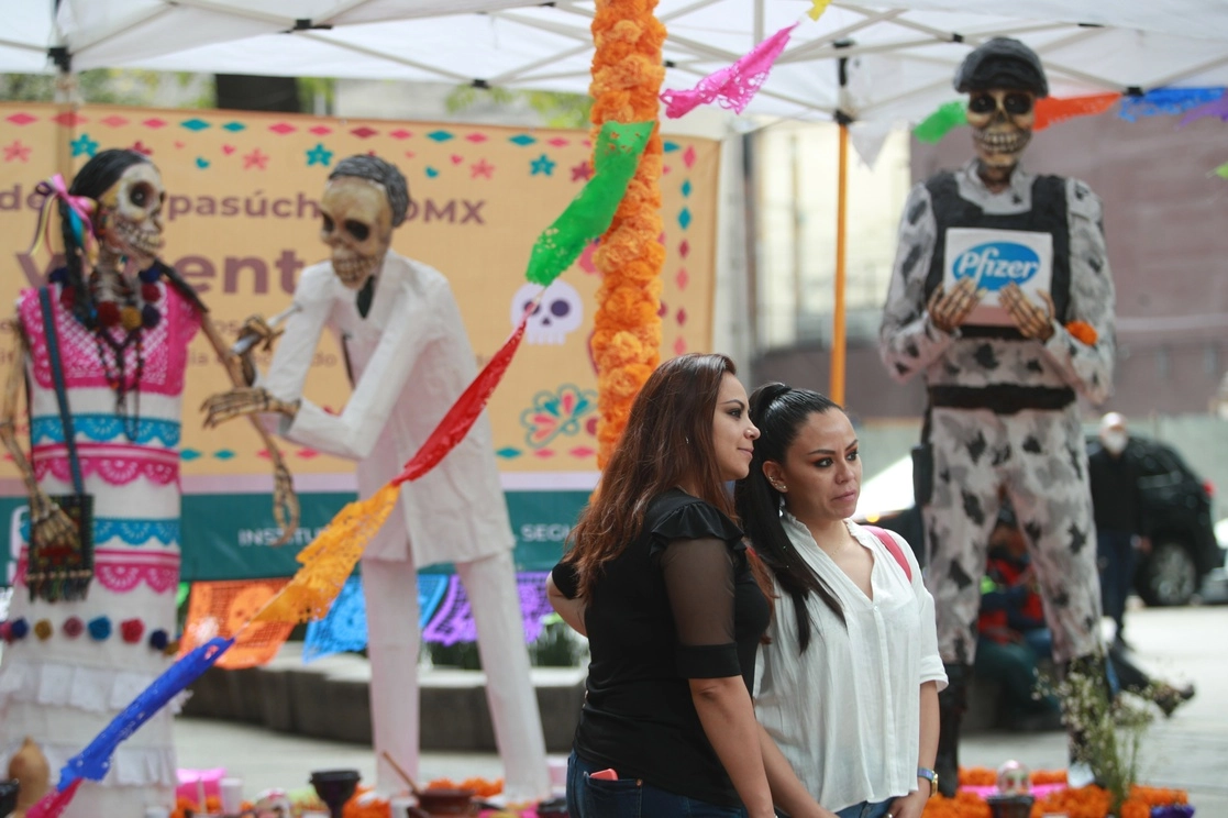 Montaje de la vacunación con las tradicionales calacas que ya adornan el Paseo de la Reforma. Foto Alfredo Domínguez