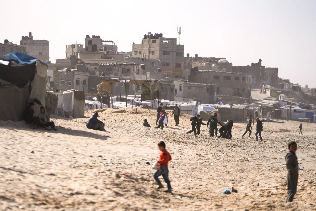 Niños juegan en un campamento de desplazados palestinos en Deir al-Balah, en el centro de la franja de Gaza, el 27 de diciembre de 2024. Foto Ap