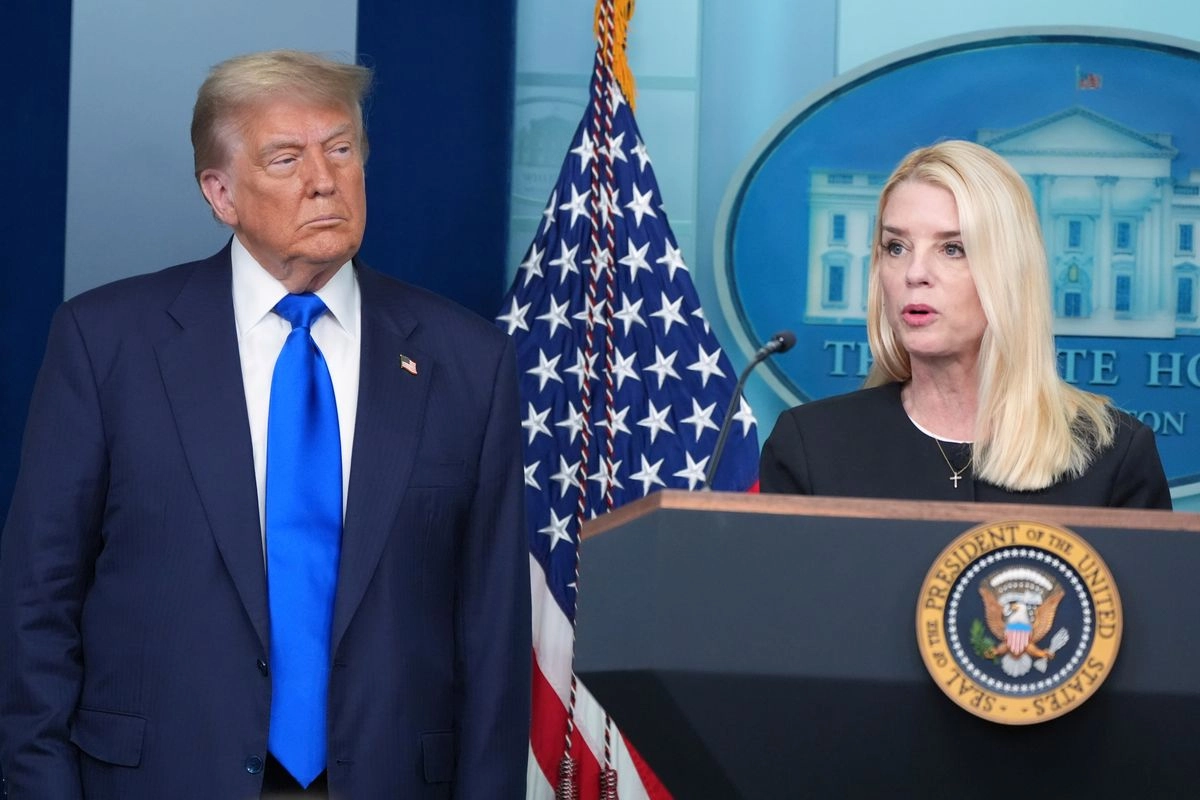 Pamela Bondi, fiscal general de Estados Unidos, y el presidente de EU, Donald Trump durante una conferencia.
