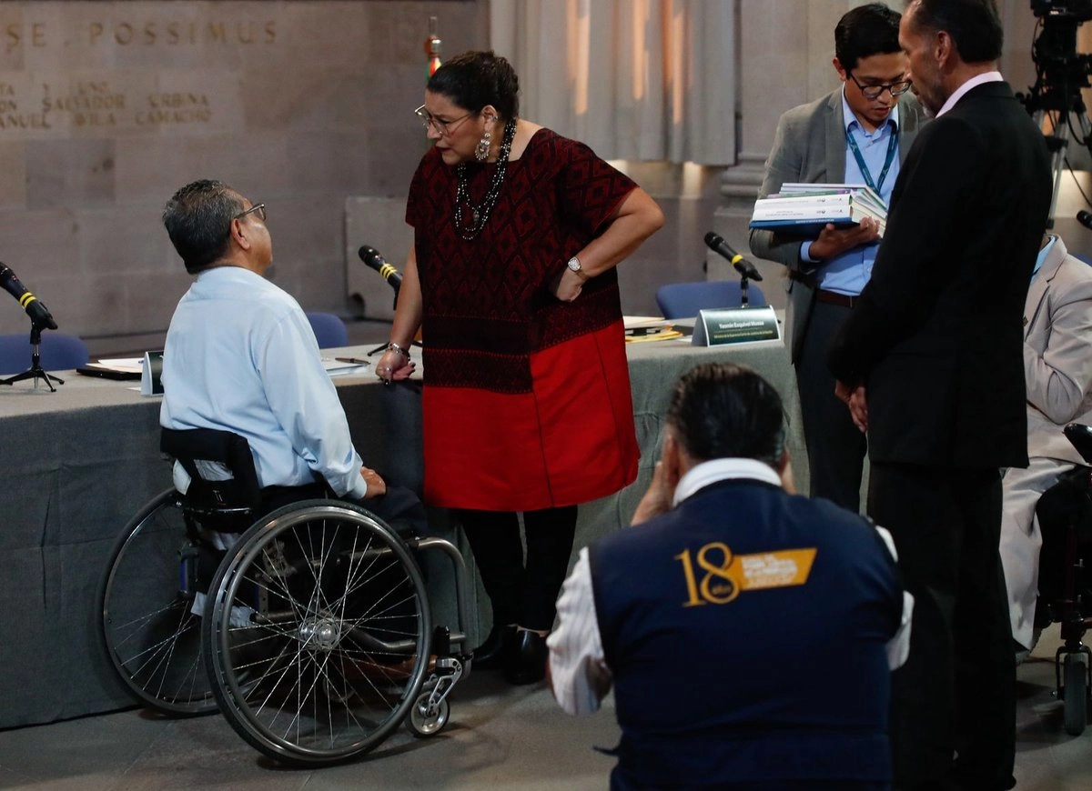 La ministra de la Corte, Lenia Batres (c) conversa con una persona con discapacidad durante una audiencia en la SCJN. Foto 