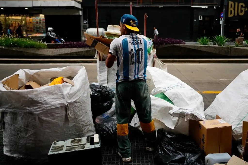 Una persona dedicada a la recolección de cartón y papel porta una camiseta del futbolista Lionel Messi en las calles de Buenos Aires. Foto Afp.
